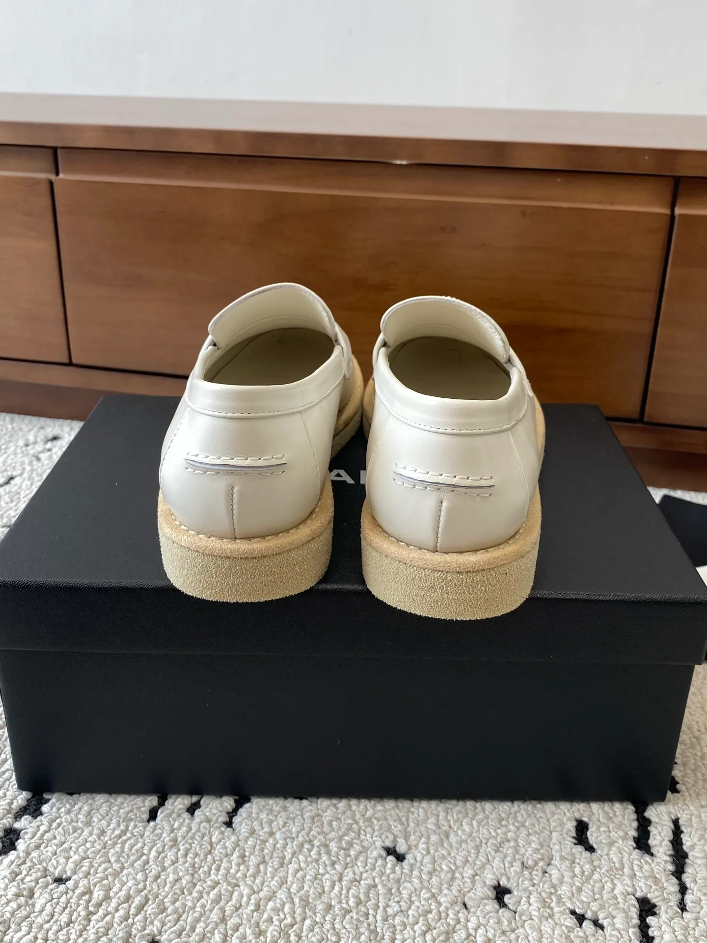 👟👟Ex-factory price 620👟👟Higher version 🍀2025 autumn and winter new Chanel Chanel entrance hardware buckle, Loaf lazy shoes, can be worn all year round. No matter when you wear it, it is very high-end and durable. Go shopping and attract attention on the street! Easily travel between commuting and leisure occasions, and become a carefree fashionable and elegant woman ~ Upper: cowhide/cow nubuck leather/open edge beads Inner: lambskin Sole: Italian raw rubber outsole leather strip Code number: 35-39 (40/41 customized, non-refundable and non-exchangeable 👉 Buy now👉 Buy now👉 Buy now👉